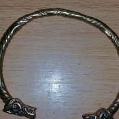Drachenarmreif aus Bronze.