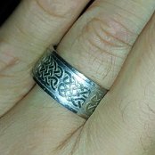 Edelstahlring mit wikingerzeitlichen Ornamenten.