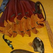 Feuerkit bestehend aus Funkenschläger, Feuerstein, Stücken vom Zunderpilz und Kienspan.